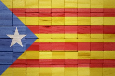 Ahşap bir küpler dokusuna katalonya bayrağının rengarenk boyası. 3d illüstrasyon