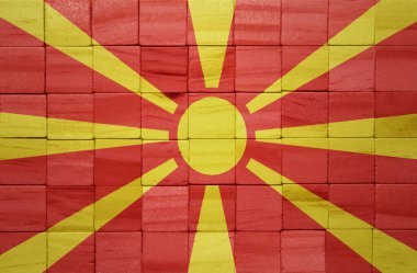 Ahşap bir küp dokusuna rengarenk boyalı büyük ulusal Macedonia bayrağı. 3d illüstrasyon