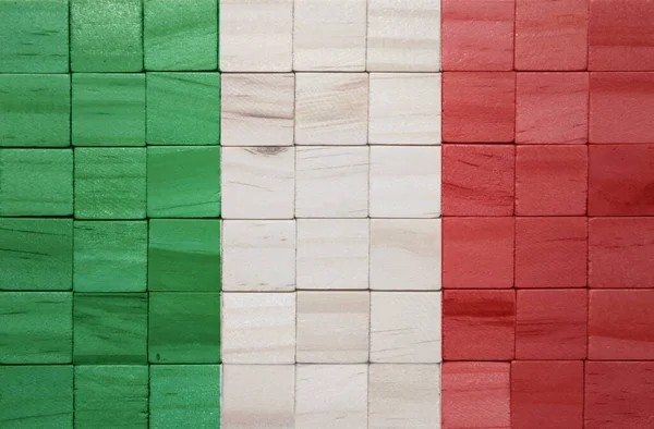 色彩艳丽的意大利国旗涂在木制立方体纹理上 3D说明 — 图库照片