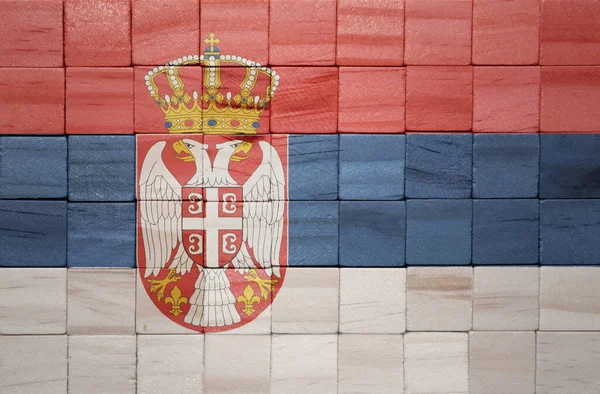 木の立方体のテクスチャにセルビアの大きな国旗をカラフルに描いた 3Dイラスト — ストック写真