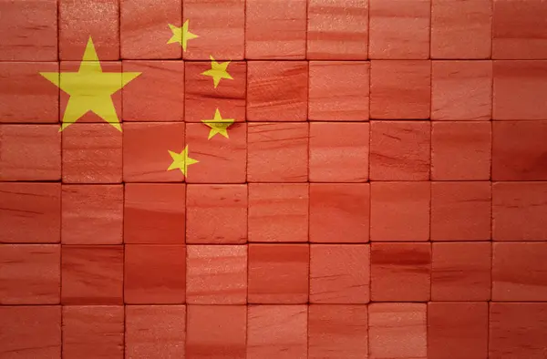 カラフルな中国の国旗が木製のキューブ状に描かれています 3Dイラスト — ストック写真
