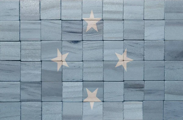 在木制立方体纹理上彩绘的密克罗尼西亚联邦大旗 3D说明 — 图库照片