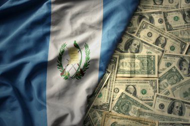 Guatemala 'nın ulusal bayrağını Amerikan dolarları üzerinde sallayan büyük bir bayrak. finans kavramı