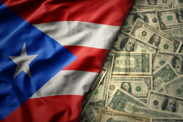 アメリカドルのお金の背景にプエルトリコの国旗を振る大きなカラフルな 金融の概念 — ストック写真