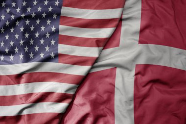 Amerika Birleşik Devletleri ve Danimarka ulusal bayrağının büyük renkli bayrağını sallıyor. makro