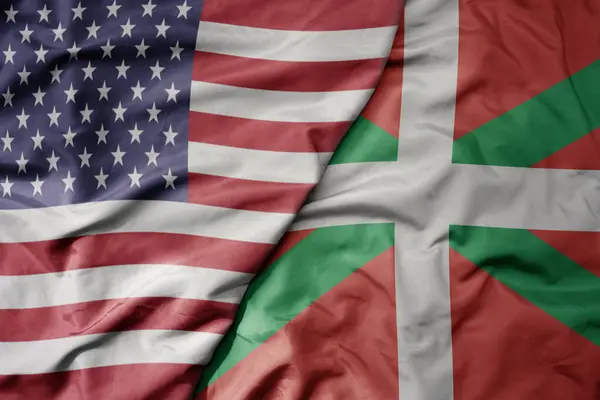 アメリカのカラフルな旗とバスク国の国旗を振っています マクロ — ストック写真