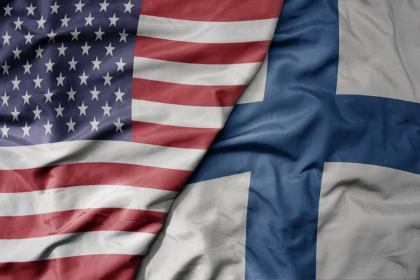 Wielka Machająca Kolorowa Flaga Stanów Zjednoczonych Ameryki Flaga Narodowa Finlandii — Zdjęcie stockowe