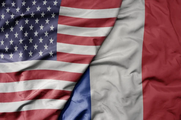 Wielka Machająca Kolorowa Flaga Stanów Zjednoczonych Ameryki Flaga Narodowa Francji — Zdjęcie stockowe