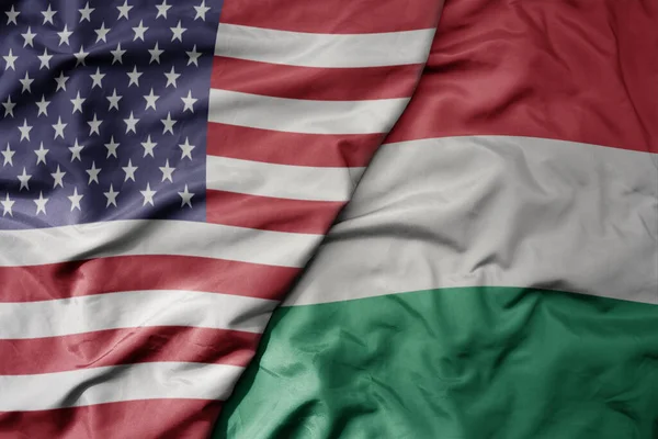 Nagy Színes Zászlót Lobogtató Amerikai Egyesült Államok Magyar Nemzeti Zászló — Stock Fotó