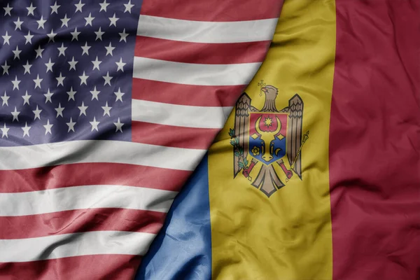 Большой Размахивающий Красочным Флагом Соединенных Штатов Америки Государственным Флагом Молдовы — стоковое фото