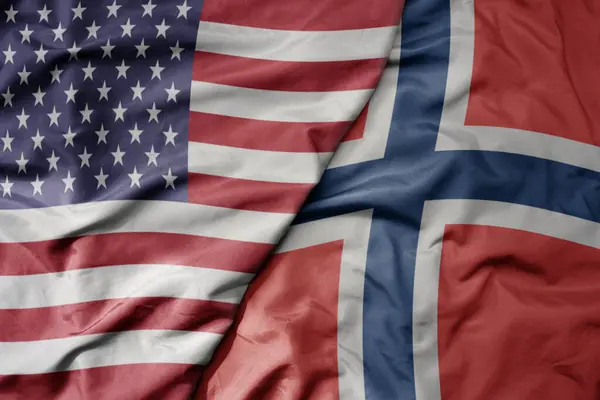 Wielka Machająca Kolorowa Flaga Stanów Zjednoczonych Ameryki Flaga Narodowa Norwegii — Zdjęcie stockowe