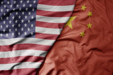 Amerika Birleşik Devletleri 'nin ve Çin' in bayrağını sallayan büyük bir bayrak. makro