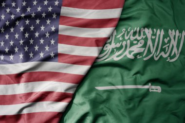 Amerika Birleşik Devletleri ve Suudi Arabistan 'ın ulusal bayrağını sallayan büyük renkli bir bayrak. makro