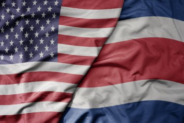 Amerika Birleşik Devletleri ve Kosta Rika 'nın ulusal bayrağını sallayan büyük renkli bir bayrak. makro