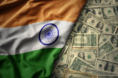 Hindistan 'ın ulusal bayrağını Amerikan dolarları üzerinde sallayan büyük bir bayrak. finans kavramı