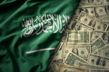 Suudi Arabistan 'ın ulusal bayrağını Amerikan dolarları üzerinde sallayan büyük bir bayrak. finans kavramı