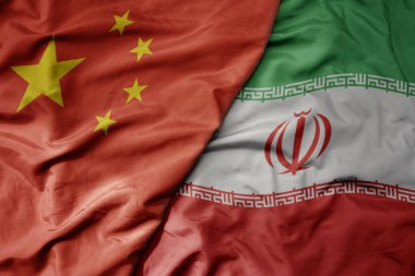 Çin 'in ulusal renkli bayrağı ve İran' ın ulusal bayrağı sallanıyor. makro