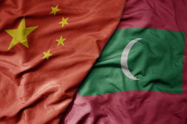 Büyük, renkli bir Çin bayrağı ve ulusal maldivler bayrağı sallıyor. makro