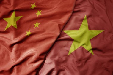 Büyük sallanan ulusal renkli Çin bayrağı ve ulusal Vietnam bayrağı. makro