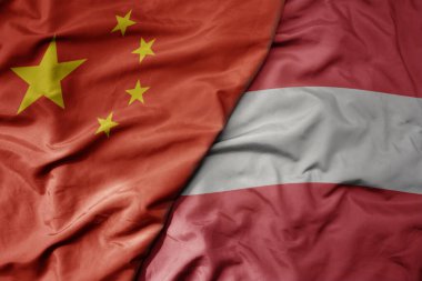 Büyük sallanan ulusal renkli Çin bayrağı ve ulusal Avusturya bayrağı. makro