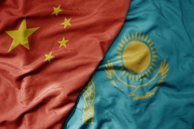 Çin 'in ulusal renkli bayrağı ve Kazakistan' ın ulusal bayrağı sallanıyor. makro