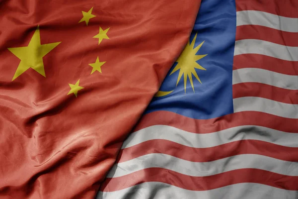 Μεγάλη Κυματίζει Εθνική Πολύχρωμη Σημαία Της Κίνας Και Εθνική Σημαία — Φωτογραφία Αρχείου