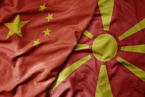Büyük Renkli Bir Çin Bayrağı Ulusal Bir Macedonia Bayrağı Sallıyor — Stok fotoğraf