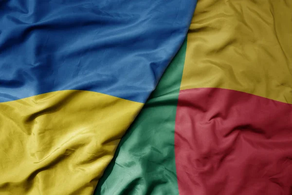 飘扬着五彩缤纷的乌克兰国旗和贝宁国旗 — 图库照片