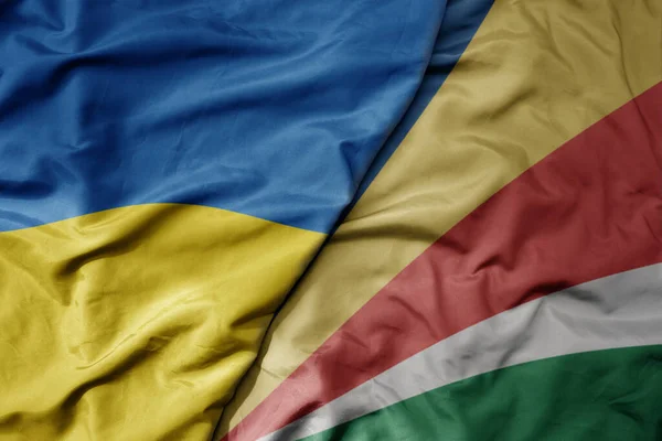 Grote Zwaaiende Nationale Vlag Van Ukraïne Nationale Vlag Van Seychellen — Stockfoto