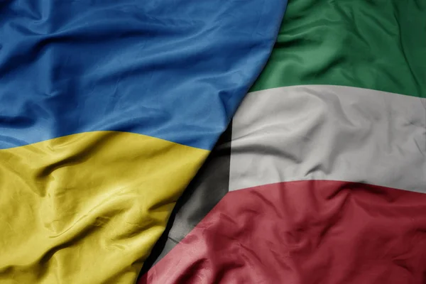 Большой Размахивающий Национальным Красочным Флагом Украины Национальным Флагом Кувейта Macro — стоковое фото