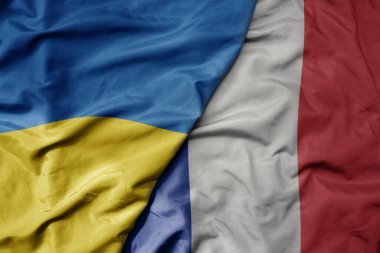 Ukrayna 'nın ulusal bayrağı ve Fransa' nın ulusal bayrağı sallanıyor. makro
