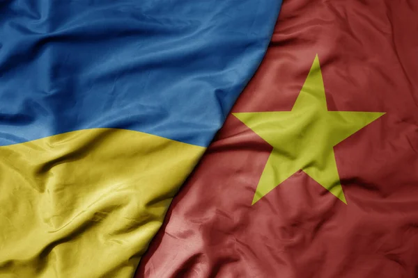 飘扬着五彩缤纷的乌克兰国旗和越南国旗 — 图库照片