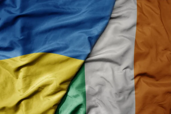 Gran Ondeando Bandera Nacional Colorida Ucrania Bandera Nacional Irlanda Macro —  Fotos de Stock