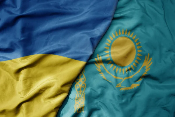 Великий Махаючий Національний Барвистий Прапор України Національний Прапор Казахстану Макрос — стокове фото