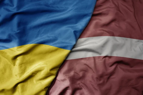 Ukrayna Nın Ulusal Bayrağı Letonya Nın Ulusal Bayrağı Sallanıyor Makro — Stok fotoğraf