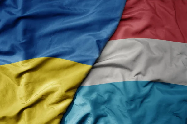 ウクライナの国旗とラグジュアリーブールの国旗の大きな波 マクロ マクロ — ストック写真