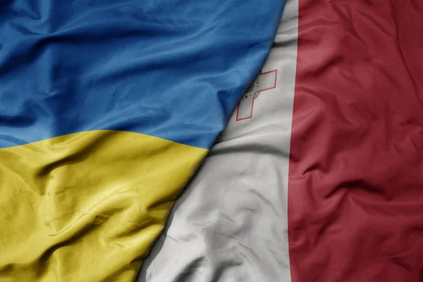 Duży Machający Narodowy Kolorowy Sztandar Ukraina Narodowy Sztandar Malta Makro — Zdjęcie stockowe