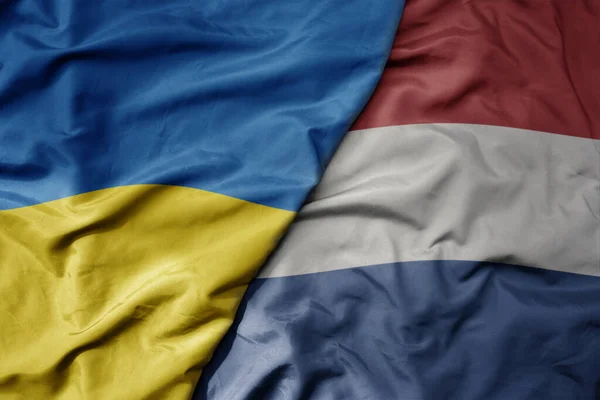 Великий Махаючий Національний Барвистий Прапор України Національний Прапор Нідерландів Макрос — стокове фото