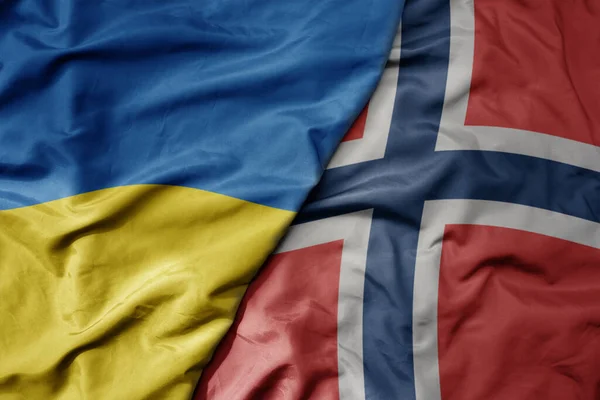 Ukrayna Nın Ulusal Bayrağı Norveç Ulusal Bayrağı Sallanıyor Makro — Stok fotoğraf