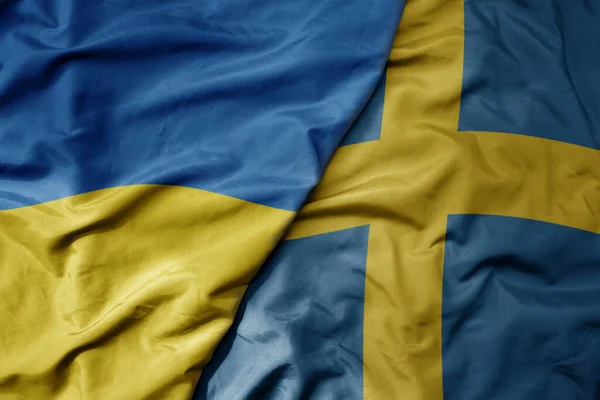 飘扬着五彩缤纷的乌克兰国旗和瑞典国旗 — 图库照片