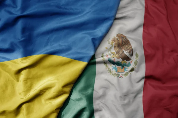 Stora Viftande Nationella Färgglada Flagga Ukrainska Och Nationell Flagga Mexico — Stockfoto