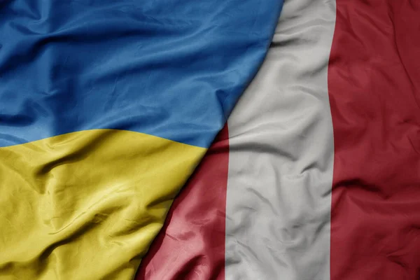 Ukrayna Nın Ulusal Bayrağı Peru Nun Ulusal Bayrağı Sallanıyor Makro — Stok fotoğraf