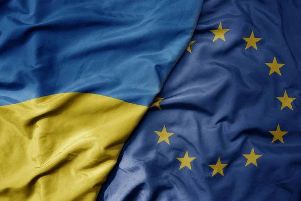 Große Schwenkende Nationalflagge Der Ukraine Und Nationalflagge Der Europäischen Union Stockfoto