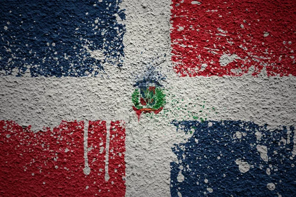 巨大な古いひび割れた壁にカラフルなドミニカ共和国の大きな国旗を塗りました — ストック写真