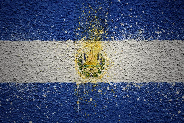 Красочный Раскрашенный Большой Национальный Флаг Сальвадора Массивной Старой Потрескавшейся Стене — стоковое фото