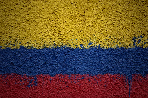 巨大な古い割れた壁にコロンビアの大きな国旗を塗ったカラフルな — ストック写真