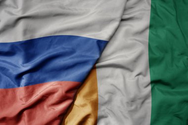 Rusya 'nın ulusal renkli bayrağı ve Cote Divoire' ın ulusal bayrağı sallanıyor. makro