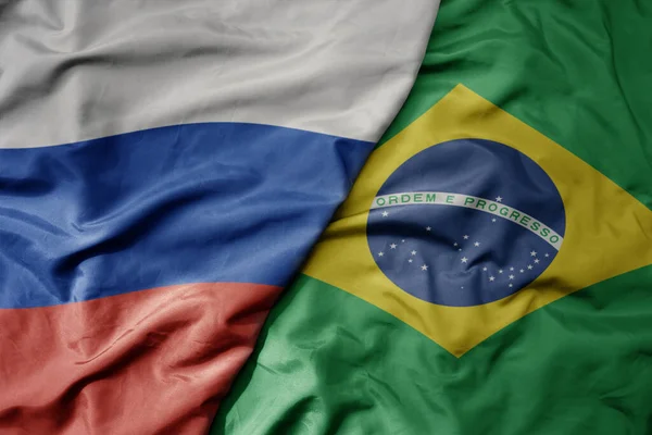 Duże Machanie Realistyczne Narodowe Kolorowe Flagi Rosji Flagi Narodowej Brazylii — Zdjęcie stockowe