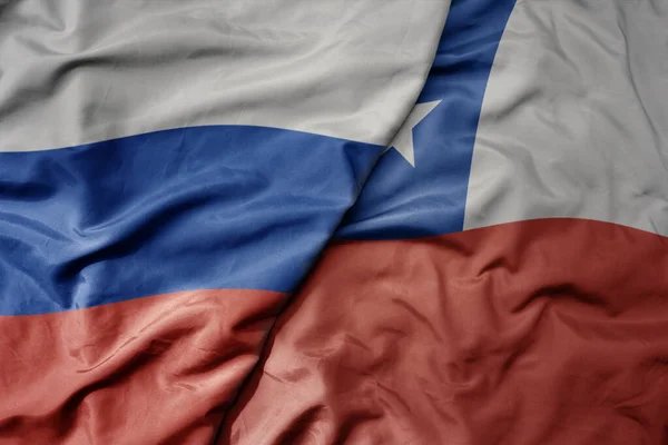 Büyük Gerçekçi Renkli Bir Rus Bayrağı Ulusal Bir Şili Bayrağı — Stok fotoğraf