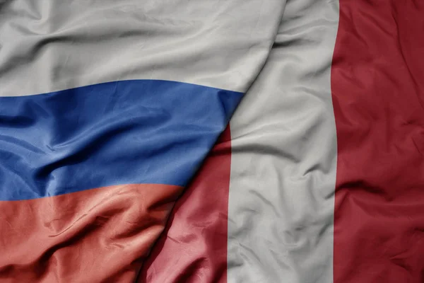 ロシアの現実的でカラフルな国旗とペルーの国旗 マクロ マクロ — ストック写真
